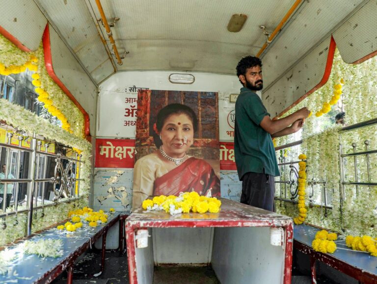 Asha Bhosle given final farewell in Mumbai, celebrities and family pay tribute
