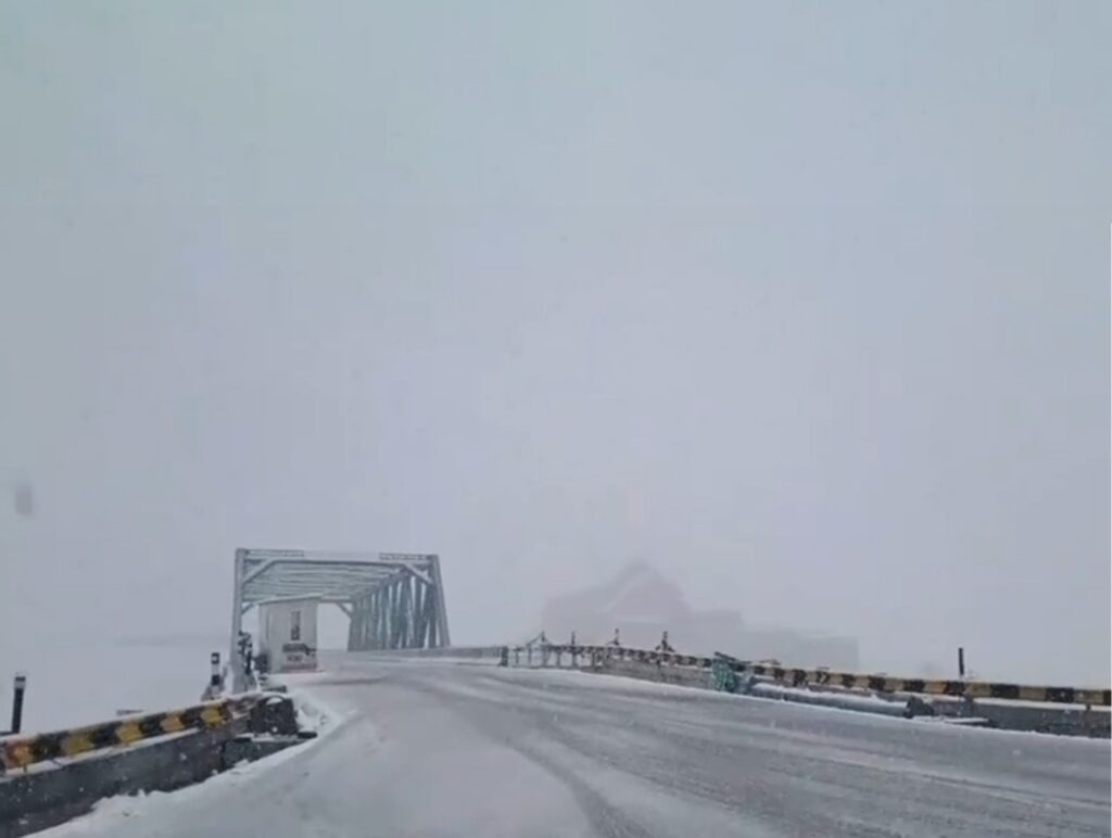 Atal Tunnel Snow Forces Vehicle Curbs, Tourists Still Pour Into Manali
