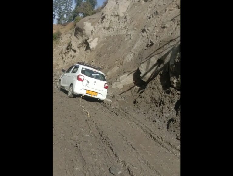 Landslide Damages Car, Blocks Manikaran–Barshaini Road in Kullu