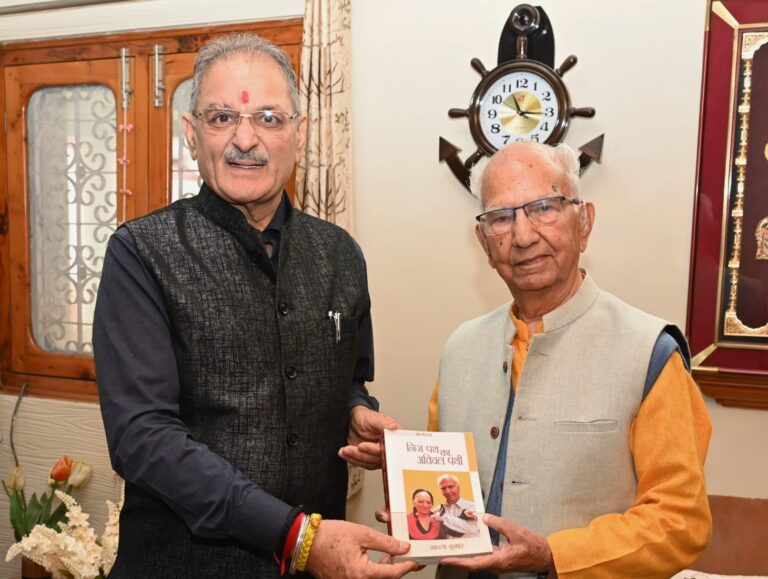 Governor Kavinder Gupta meets ex-CM Shanta Kumar in Palampur