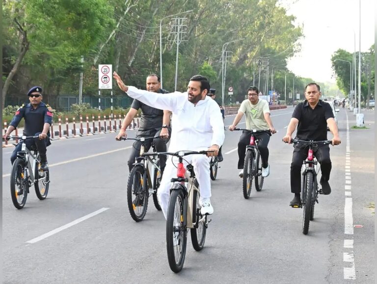 Haryana CM cycles to Sukhna Lake, Promotes fuel conservation
