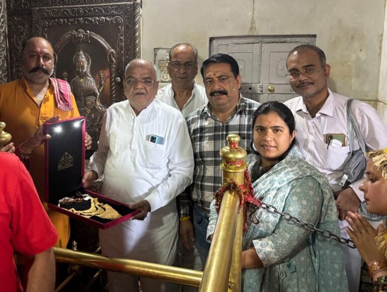 Pune Devotees offer 100 gram gold necklace to Maa Vajreshwari