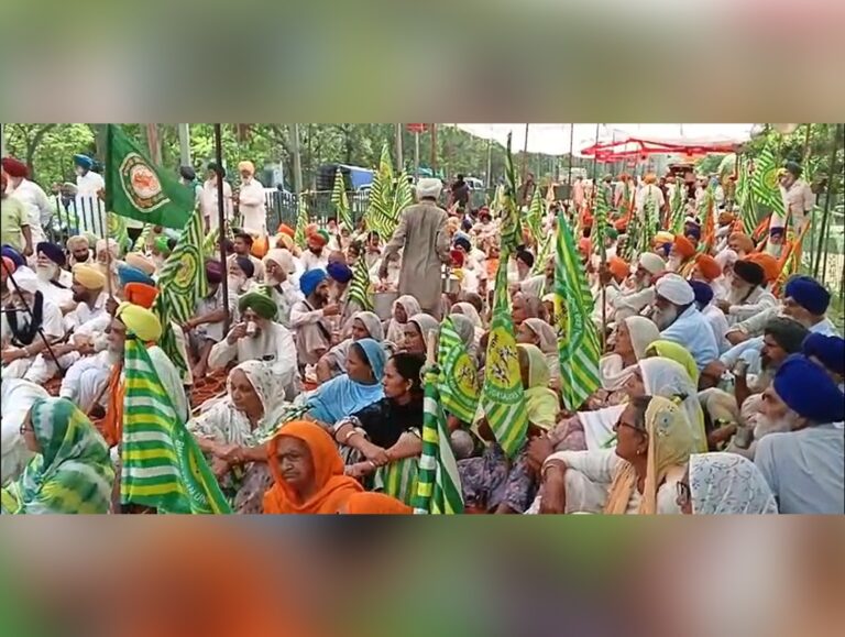 Farmers protest outside Patiala SSP office over stolen trolleys, police action