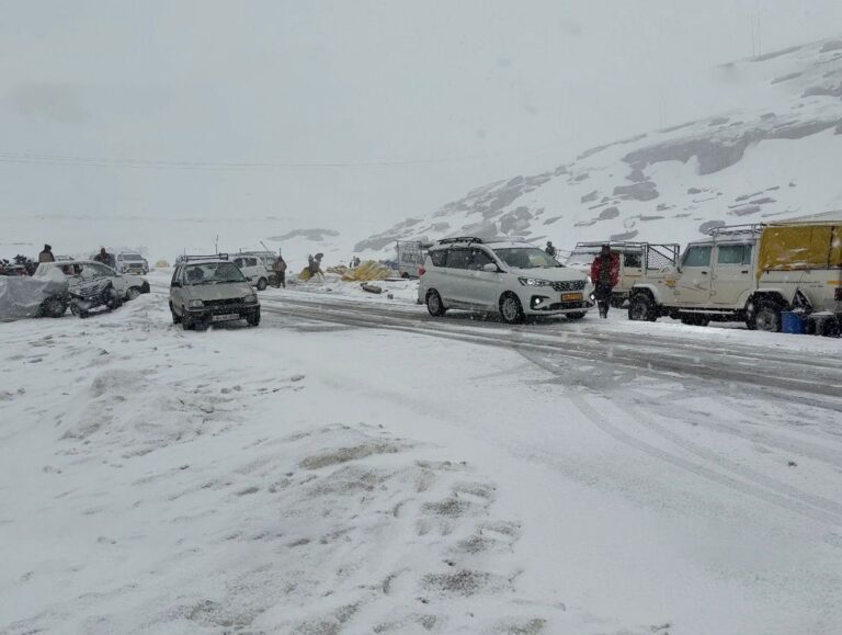 Fresh snowfall in Rohtang and Shinkula passes brings back chill to Himachal