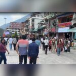 A large number of tourists from other states are heading towards Manali.