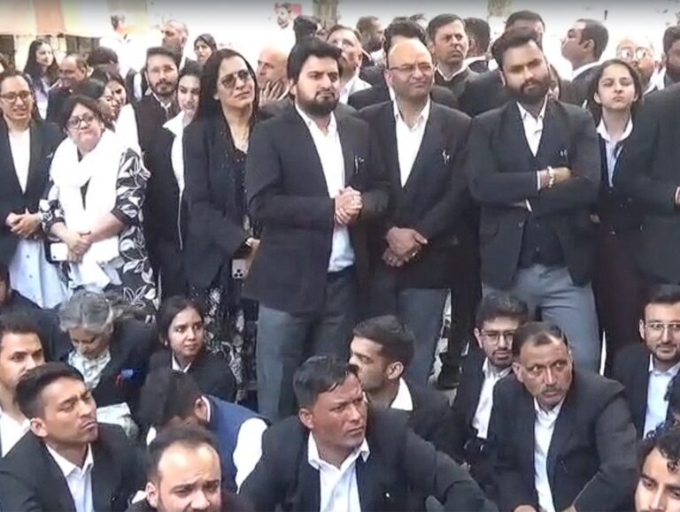 Himachal High Court lawyers protest vehicle restrictions on sealed road