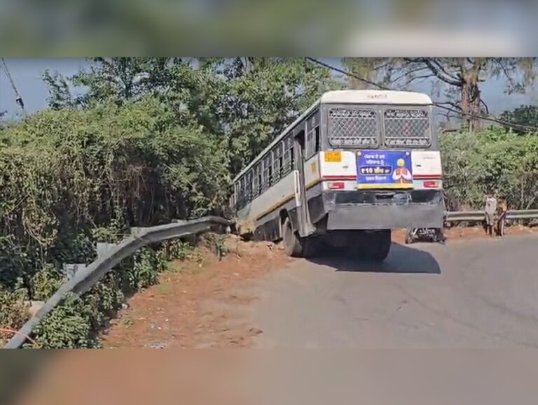 Dharamshala: Punjab roadways bus meets with accident on sharp turn